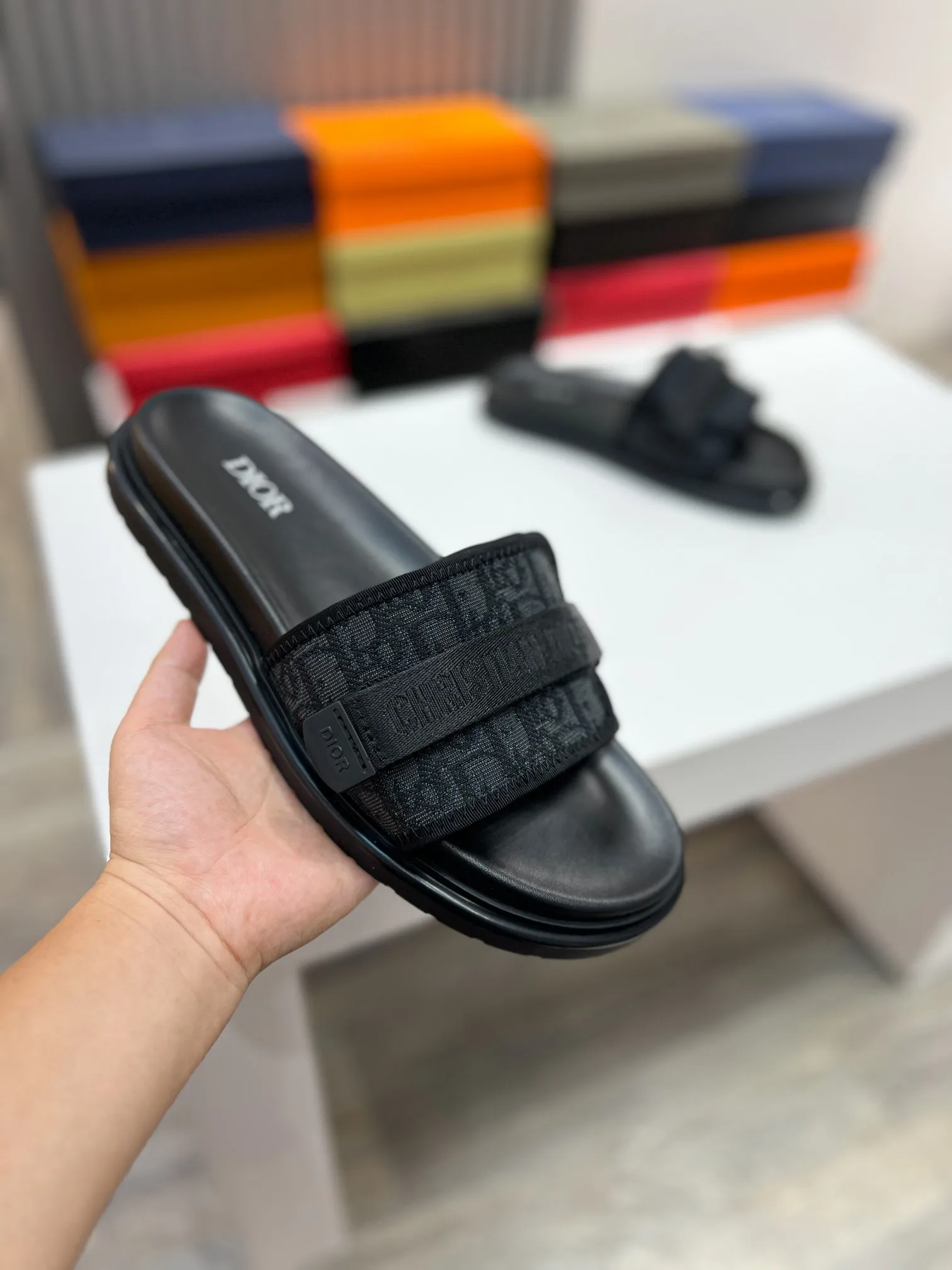 Men's men's shoes💰320【DIOR】🐝🐝Top version. 2024ss Dior’s latest men’s slippers are a must-have. Dior Alias ​​Men's Genuine Leather Slippers This summer new Alias ​​sandal embodies a casual and elegant style. Carefully crafted from grained cow leather and Oblique printed fabric, with cowhide lining! Cross-strap design with metal-clad brass CD Diamond logo. The imported cowhide leather and rubber sole adds sophistication and comfort, while Oblique print-effect anti-slip panels add style. Size39-44 (customized at 38.45)